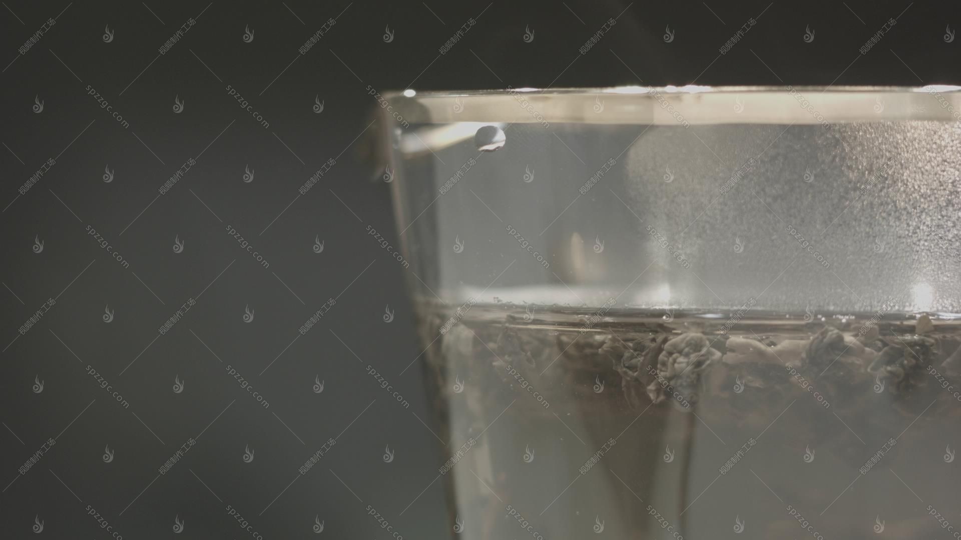 透明玻璃杯开水冒烟泡茶叶散开-1