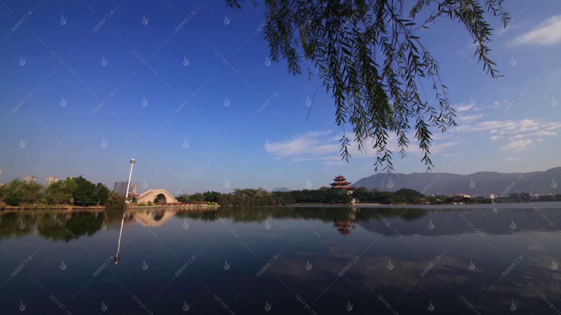 西湖公园湖面桥柳树柳叶蓝天白云-1